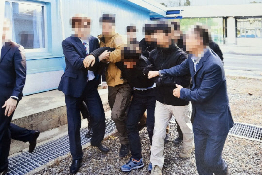 2019년 11월, 문재인 정부 시절 발생한 '귀순 어민 강제 북송 사건' 당시의 모습이 담긴 사진을 통일부가 지난 12일 공개했다. 귀순 어민이 판문점을 통해 북송되는 모습. <통일부 제공>